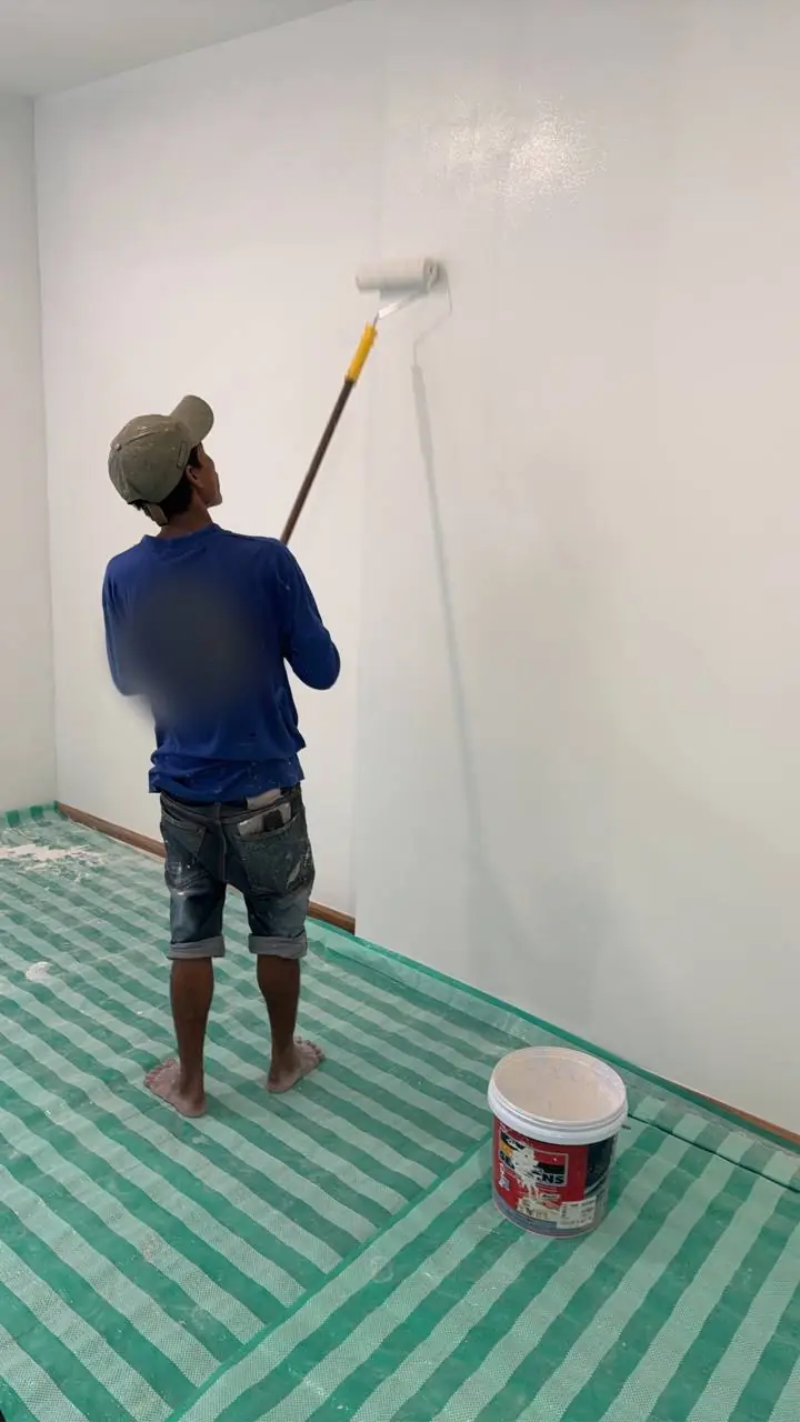 ช่างทาสีผนังห้องใหม่